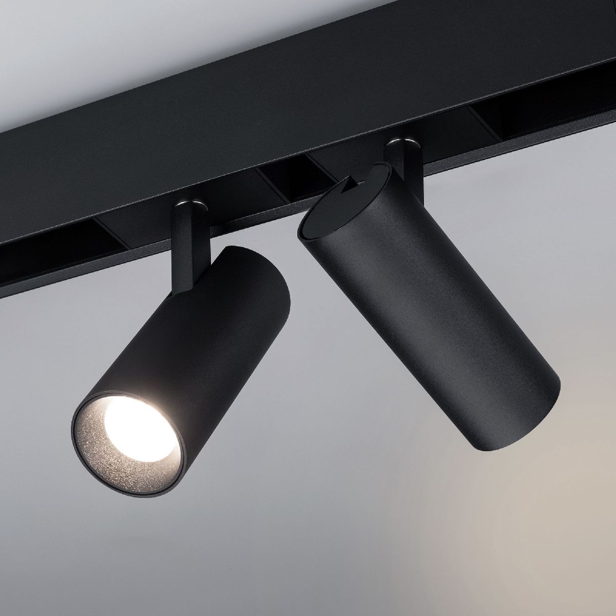 Трековый магнитный светильник Arlight MAG-SPOT-45-R85-12W Warm3000 (BK, 36 deg, 24V, DALI) 046593