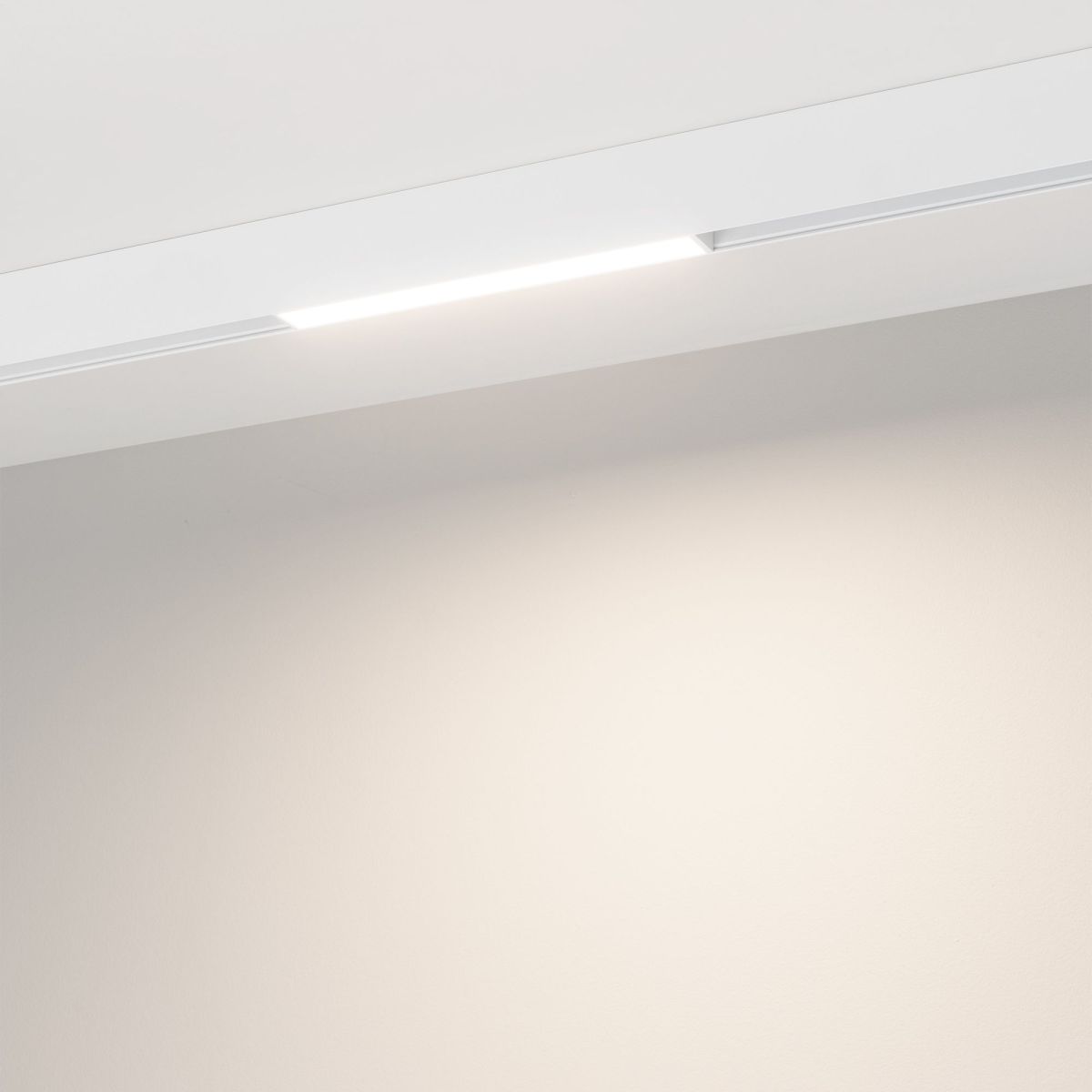 Трековый магнитный светильник Arlight MAG-ORIENT-FLAT-L235-8W Warm2700 (WH, 100 deg, 48V) 055985