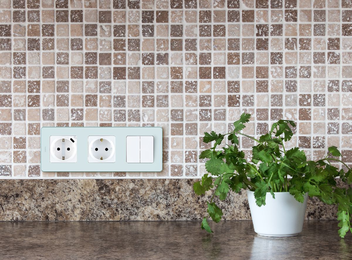 Рамка трехместная Legrand Inspiria 673955