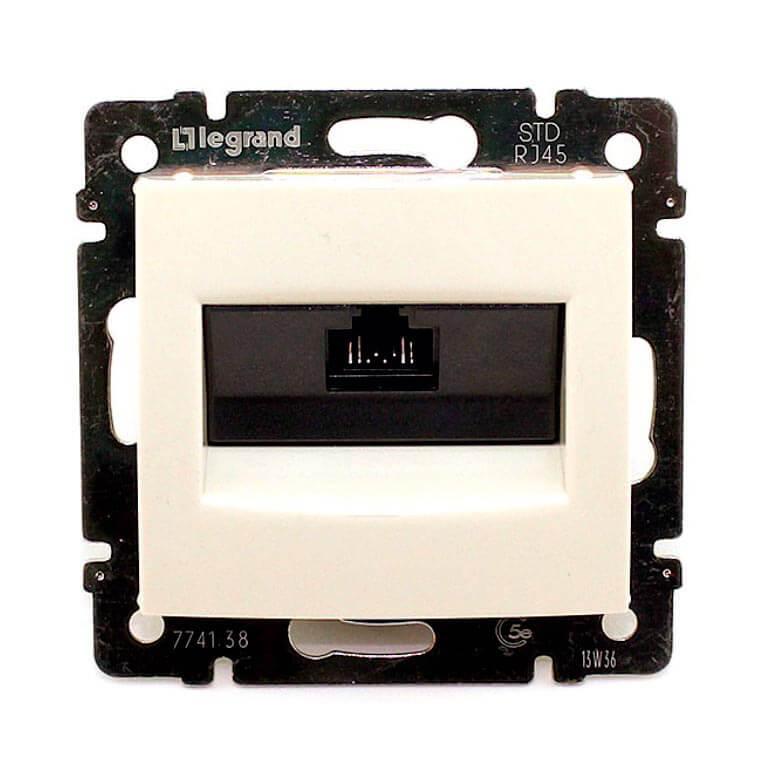Розетка компьютерная RJ45 Legrand Valena 5e кат UTP на винтах слоновая кость 774138