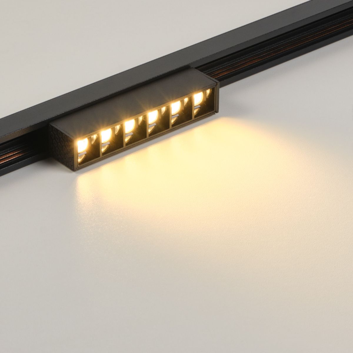 Трековый магнитный светильник Voltalighting Light AIJL-CX-E0041/5W/30/4К/B