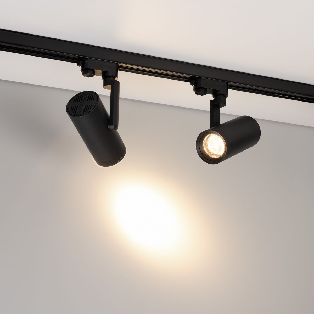 Трековый трехфазный светильник Arlight LGD-URANUS-4TR-R75-18W/25W Warm3500-MIX (BK, 20-50 deg, side holder, 230V) (IP20 Металл) 055807