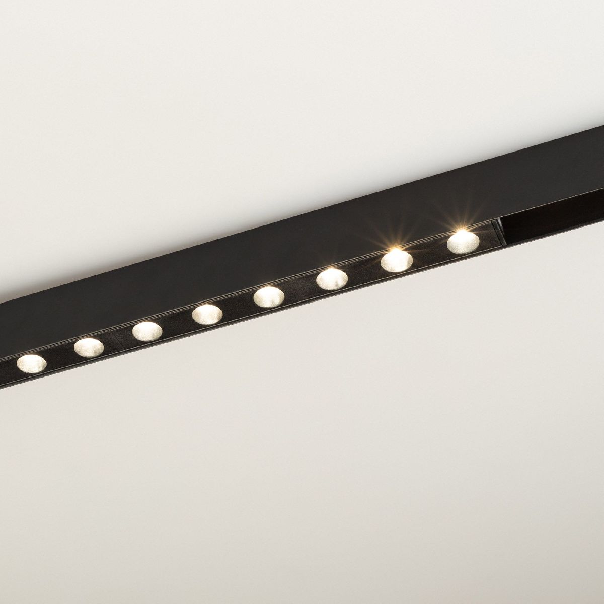 Трековый магнитный светильник Arlight MAG-DOTS-25-L400-12W Warm3000 (BK, 30 deg, 24V, DALI) 046324