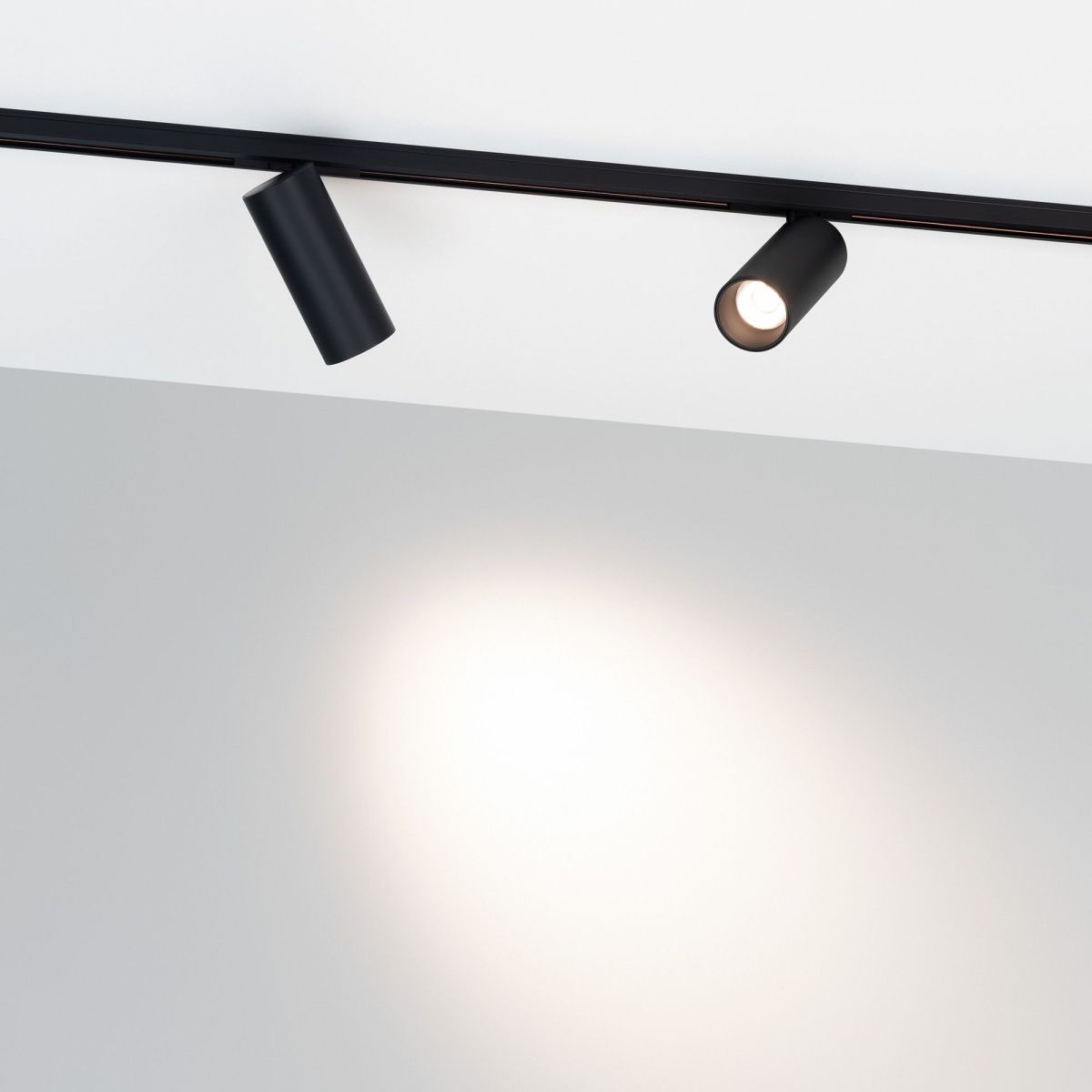 Трековый магнитный светильник Arlight MAG-MICROCOSM-SPOT-R35-5W Warm2700 (BK, 36 deg, 24V) 055468