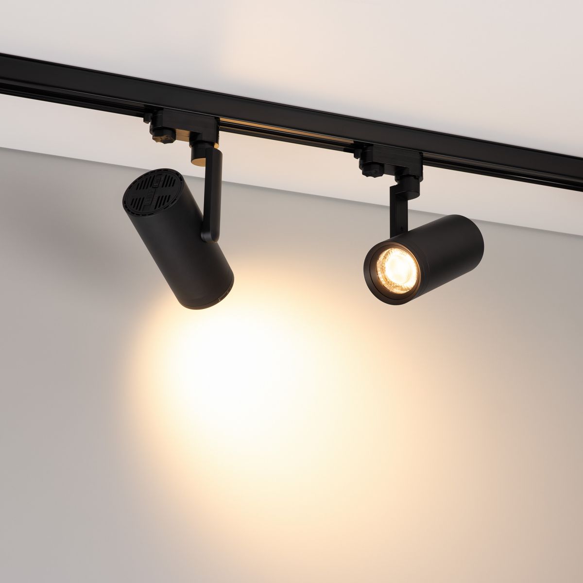 Трековый трехфазный светильник Arlight LGD-URANUS-4TR-R75-18W/25W Warm3500-MIX (BK, 20-50 deg, side holder, 230V) (IP20 Металл) 055807
