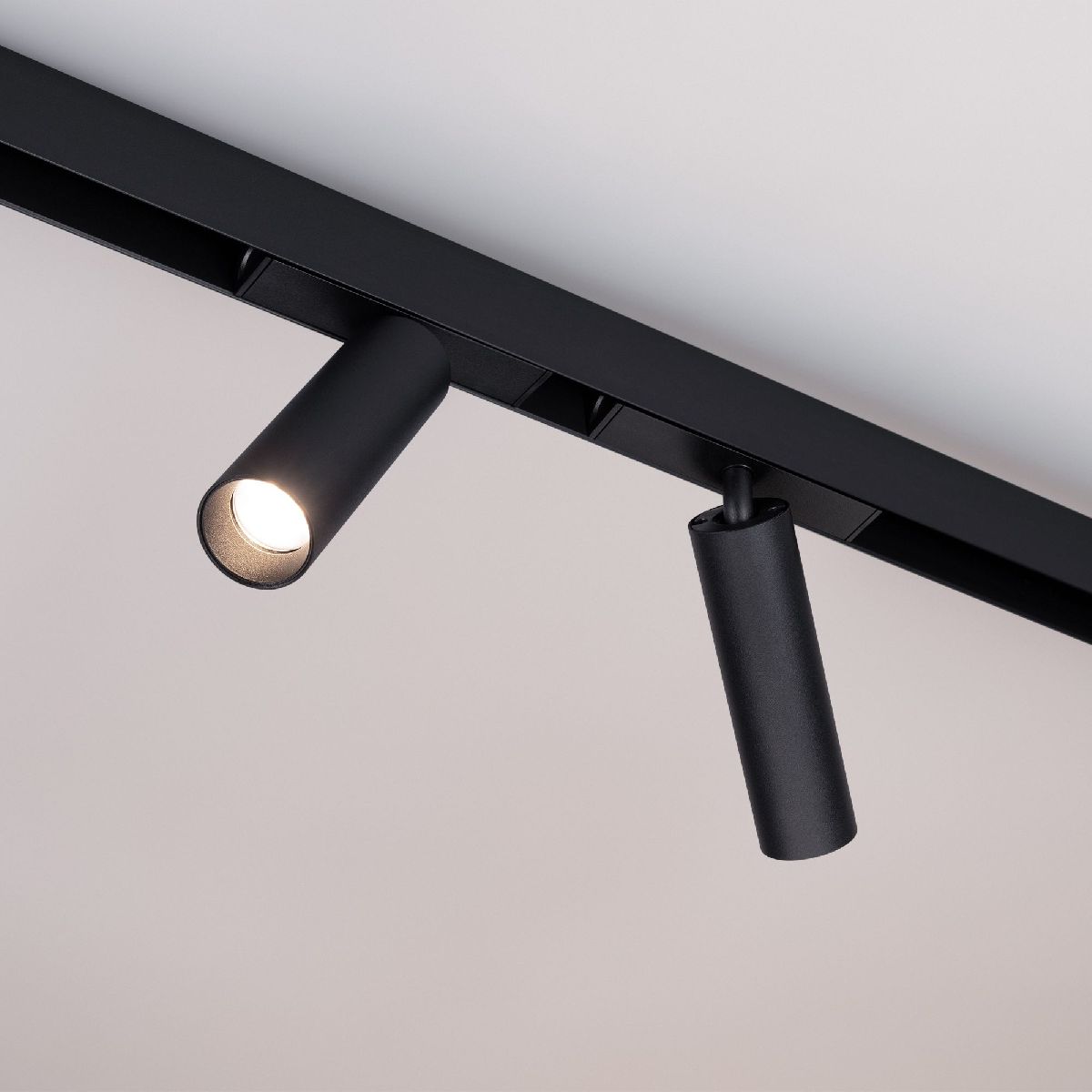 Трековый магнитный светильник Arlight MAG-SPOT-25-R120-12W Warm3000 (BK, 30 deg, 24V, DALI) 046321