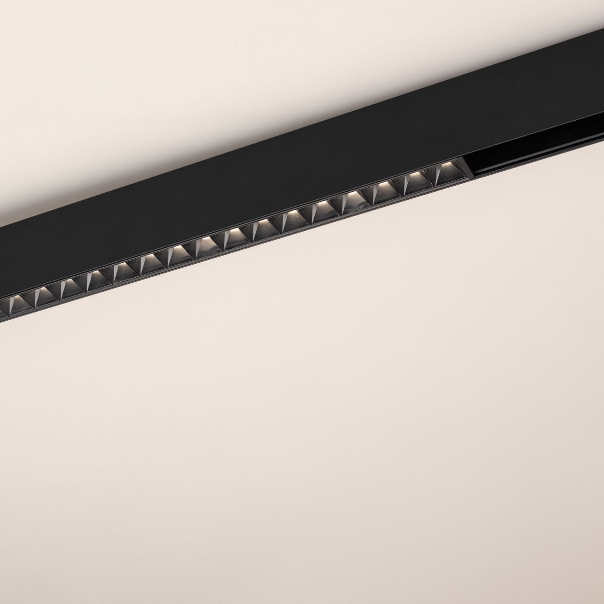 Трековый магнитный светильник Arlight MAG-ORIENT-LASER-L235-8W Warm3000 (Черный, 24 deg, 48V) (IP20 Металл) 033615(1)