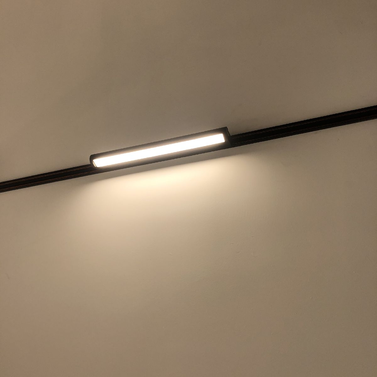 Трековый магнитный светильник iLedex Vision 4825-040-L305-12W-110DG-4000K-BK