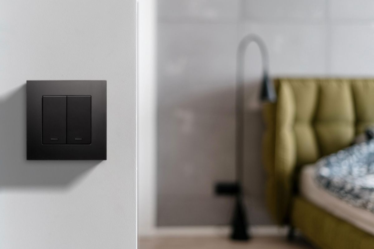 Выключатель кнопочный 2-клавишный 10А/250В с LED подсветкой, изогнутый, черный Kollinger REA-R-014BK для Aspekt, Eleganz, Reflex